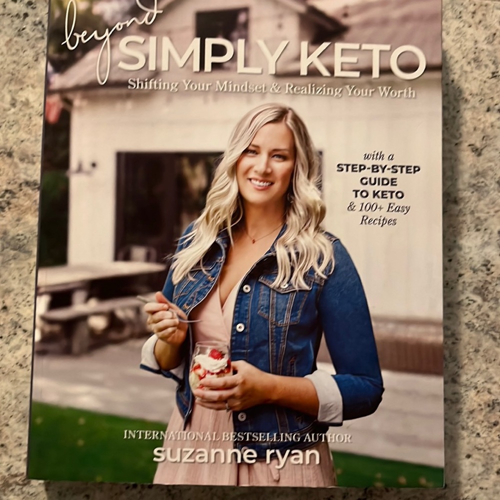 simple keto cookbook  guide to  keto diet. and 100+ easy recipes by Suzanne Ryan